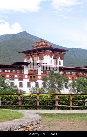 Il Punakha Dzong, noto anche come Pungtang Dewa chhenbi Phodrang ('il palazzo di grande felicità o felicità') è stato costruito nel 1637 - 1638 dalla 1st Zhabdrung Rinpoche e fondatore dello stato bhutanese, Ngawang Namgyal (1594 - 1651). È il secondo più grande e il secondo più antico dzong (fortezza) in Bhutan, situato alla confluenza dei fiumi Pho Chhu (padre) e Mo Chhu (madre) nella valle di Punakha-Wangdue. Punakha Dzong è il centro amministrativo del distretto di Punakha, ed una volta ha agito come il centro amministrativo e la sede del governo del Bhutan fino al 1855, quando la capitale è stata trasferita a Thi Foto Stock