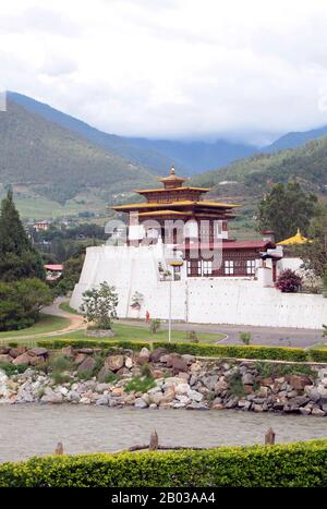 Il Punakha Dzong, noto anche come Pungtang Dewa chhenbi Phodrang ('il palazzo di grande felicità o felicità') è stato costruito nel 1637 - 1638 dalla 1st Zhabdrung Rinpoche e fondatore dello stato bhutanese, Ngawang Namgyal (1594 - 1651). È il secondo più grande e il secondo più antico dzong (fortezza) in Bhutan, situato alla confluenza dei fiumi Pho Chhu (padre) e Mo Chhu (madre) nella valle di Punakha-Wangdue. Punakha Dzong è il centro amministrativo del distretto di Punakha, ed una volta ha agito come il centro amministrativo e la sede del governo del Bhutan fino al 1855, quando la capitale è stata trasferita a Thi Foto Stock