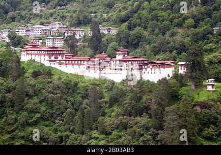 Chokhor Raptse Dzong, più comunemente conosciuto semplicemente come Trongsa Dzong, è stato costruito nel 1644-1647 e utilizzato per servire come sede di potere per la dinastia Wangchuck prima della sua ascensione ai governanti del Bhutan nel 1907. È la più grande fortezza di dzong in Bhutan, costruita su uno sperone che si affaccia sulla gola del Mangde Chhu (fiume). Trongsa Dzong controlla il commercio est-ovest, con il precursore della moderna strada Laterale, l'unica strada che collega il Bhutan orientale e occidentale, passando attraverso il cortile del dzong. Ciò ha permesso ai suoi governanti, la dinastia Wangchuck che inizialmente erano i penlops (governatori) del reg Foto Stock