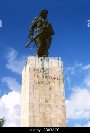 Mentre abitavano a Città del Messico, Guevara incontrò Raúl e Fidel Castro, si unirono al Loro 26th Del Movimento di luglio, e salpò a Cuba a bordo dello yacht, Granma, con l'intenzione di rovesciare il dittatore cubano statunitense Fulgencio Batista. Guevara divenne presto prominente tra gli insorti, fu promosso secondo al comando, e giocò un ruolo cruciale nella vittoriosa campagna di guerriglia di due anni che depose il regime Batista. Dopo la Rivoluzione cubana, Guevara ha svolto un certo numero di ruoli chiave nel nuovo governo. Tra questi, la revisione degli appelli e delle squadre di sparo per i condannati come cr di guerra Foto Stock