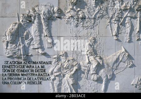 Mentre abitavano a Città del Messico, Guevara incontrò Raúl e Fidel Castro, si unirono al Loro 26th Del Movimento di luglio, e salpò a Cuba a bordo dello yacht, Granma, con l'intenzione di rovesciare il dittatore cubano statunitense Fulgencio Batista. Guevara divenne presto prominente tra gli insorti, fu promosso secondo al comando, e giocò un ruolo cruciale nella vittoriosa campagna di guerriglia di due anni che depose il regime Batista. Dopo la Rivoluzione cubana, Guevara ha svolto un certo numero di ruoli chiave nel nuovo governo. Tra questi, la revisione degli appelli e delle squadre di sparo per i condannati come cr di guerra Foto Stock