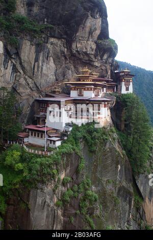 Paro Taktsang, conosciuto anche dai nomi di Monastero di Taktsang Palphug e il Nido della Tigre, è un sito sacro buddista e complesso di templi costruito nel lato della scogliera di 1.000 metri (3.281 piedi) dell'alta valle del Paro in Bhutan. Foto Stock