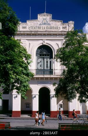 Il Teatro de la Caridad è stato costruito nel 1885 ed è uno Degli Otto grandi teatri dell'epoca coloniale cubana con il Teatro de la Marina di Santiago de Cuba (1823), Milanes a Pinar del Río (1838), Tacón a l'Avana (1838), Brunet a Trinidad (1840), Principal a Camagüey (1850), Sauto a Matanzas (1863) e Terry a Cienfuegos (1890). Foto Stock