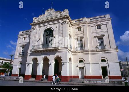 Il Teatro de la Caridad è stato costruito nel 1885 ed è uno Degli Otto grandi teatri dell'epoca coloniale cubana con il Teatro de la Marina di Santiago de Cuba (1823), Milanes a Pinar del Río (1838), Tacón a l'Avana (1838), Brunet a Trinidad (1840), Principal a Camagüey (1850), Sauto a Matanzas (1863) e Terry a Cienfuegos (1890). Foto Stock