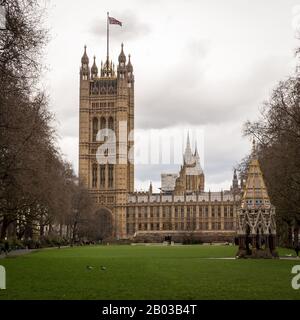 Palazzo Di Westminster, Londra. Una vista da Victoria Tower Gardens guardando verso le Houses of Parliament, la sede della politica e del governo del Regno Unito. Foto Stock