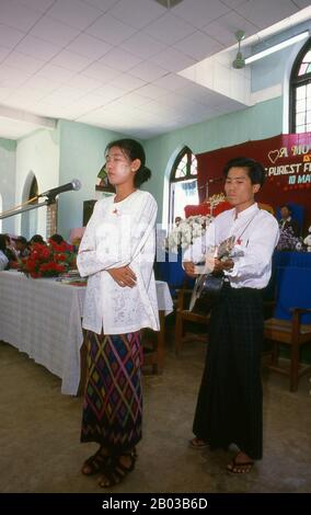 Notevole per la loro abilità militare, la loro ricettività al cristianesimo, e la loro intricata rete di parentela, i Kachins sono una temeraria montagna che vive nelle remote colline del nord della Birmania e nelle periferie di India e Cina. 'Kachin' è in realtà una parola birmana che non esiste in nessuno dei dialetti locali. Ogni tribù di Kachin ha un nome diverso per sé e per i suoi vicini, ma nessuna parola per descrivere l'intero gruppo. Foto Stock