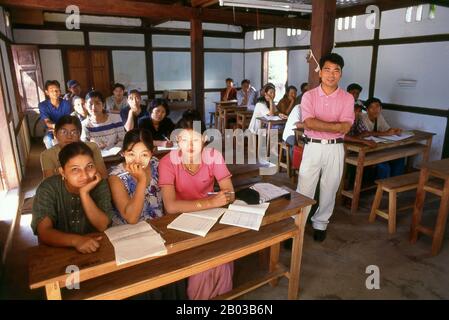 Notevole per la loro abilità militare, la loro ricettività al cristianesimo, e la loro intricata rete di parentela, i Kachins sono una temeraria montagna che vive nelle remote colline del nord della Birmania e nelle periferie di India e Cina. 'Kachin' è in realtà una parola birmana che non esiste in nessuno dei dialetti locali. Ogni tribù di Kachin ha un nome diverso per sé e per i suoi vicini, ma nessuna parola per descrivere l'intero gruppo. Foto Stock