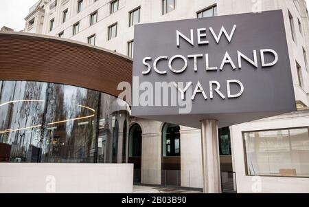 New Scotland Yard, Londra. La casa della polizia Metropolitana di Londra, sul suo nuovo sito su Victoria Embankment, Westminster. Foto Stock