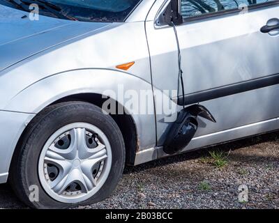 Danni alla proprietà vandalismo sullo specchietto retrovisore dell'auto Foto Stock