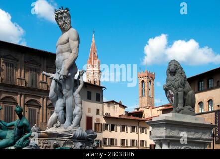 Italia: Una statua in marmo raffigurante 'Nettuno', la Fontana del Nettuno, Piazza della Signoria, Firenze. Scolpito da Bartolomeo Ammannati (1511 - 1592), 1565. Nettuno è il dio dell'acqua dolce e del mare nella religione romana. Egli è la controparte del dio greco Poseidon. Nella tradizione di ispirazione greca, Nettuno è il fratello di Giove e Plutone; i fratelli presiedere i regni del Cielo, del mondo terreno e del mondo sottomarino. Salacia è sua moglie. Foto Stock