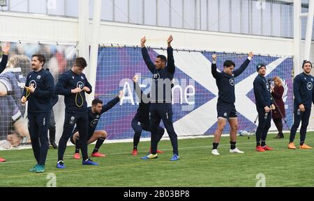 .Oriam Sports Performance Centre, Riccarton, Edimburgo, Scozia, Regno Unito. 18th Feb, 20. Guinness Sei Nazioni partita via per l'Italia. Stretching scozzese durante la sessione di credito: Eric mccowat/Alamy Live News Foto Stock