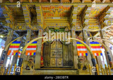 Kandy, Sri Lanka - Gennaio 2020: Tempio Del Dente di Buddha il 26 gennaio 2020 a Kandy, Sri Lanka. Foto Stock