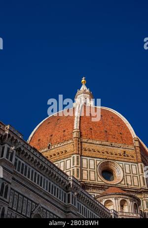 Santa Maria del Fiore iconica cupola di Firenze vista dal basso, costruita dall'architetto italiano Brunelleschi nel 15th secolo e simbolo del Rinascimento i Foto Stock