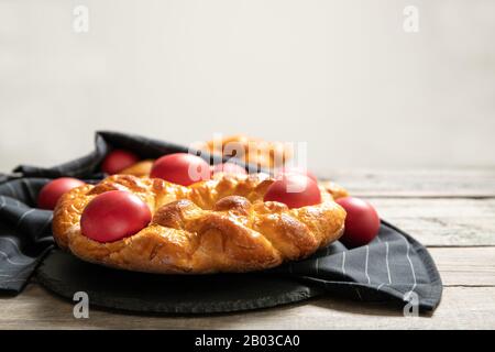 Gustoso pane di pasqua. Pane di Pasqua e uova rosse. Italian easter Bread.Close-up Foto Stock