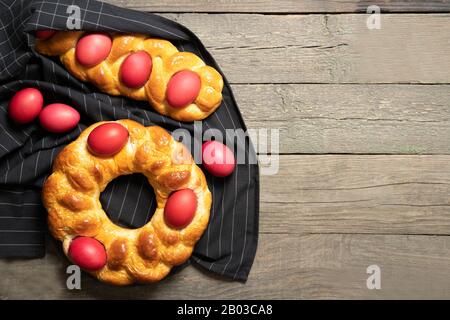 Gustoso pane di pasqua. Pane di Pasqua e uova rosse. Pane di pasqua italiano Foto Stock