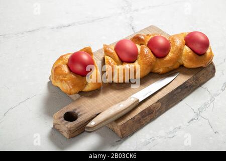 Gustoso pane di pasqua. Pane di Pasqua e uova rosse. Pane di pasqua italiano Foto Stock