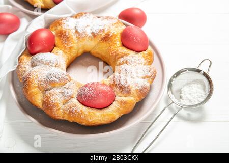 Pane di pasqua italiano. Uova rosse. Deliziosa torta di Pasqua. Italy.Close-up Foto Stock