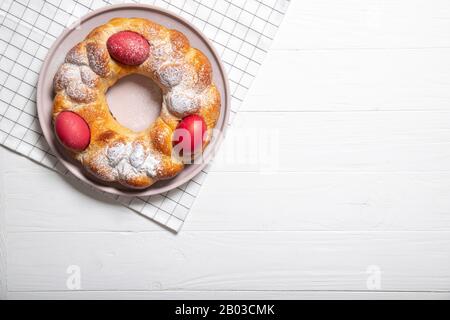 Gustoso pane di pasqua. Pane di Pasqua e uova rosse. Pane di pasqua italiano Foto Stock