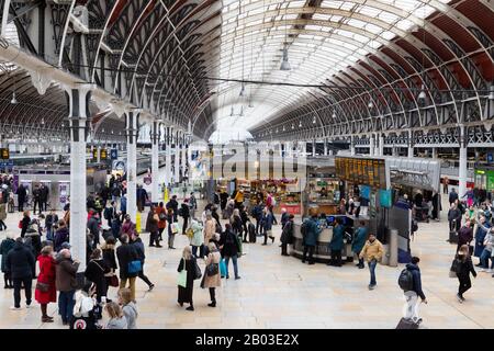 Paddington station London UK - folla di persone sull'atrio della stazione ferroviaria, London Paddington Terminus, London England UK Foto Stock