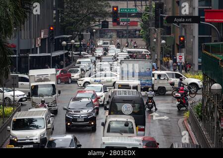 Manila, Filippine - 3 febbraio 2020: Traffico e auto all'incrocio a Makati, Ayala Avenue. Foto Stock