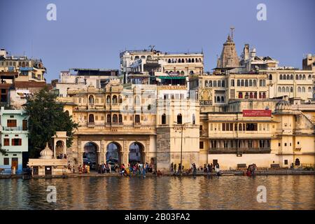 Gangaur Ghat Sopra Il Lago Pichola Su Udaipur, Rajasthan, India Foto Stock