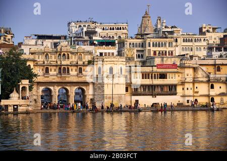 Gangaur Ghat Sopra Il Lago Pichola Su Udaipur, Rajasthan, India Foto Stock