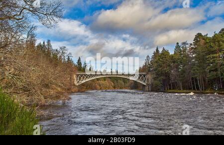 CARRON VILLAGE MORAY SCOTLAND UNA VISTA DA UNA RIVA DEL FIUME DELLA STRUTTURA UNICA CARRON STRADA E VECCHIO PONTE FERROVIARIO CHE ATTRAVERSA IL FIUME SPEY Foto Stock