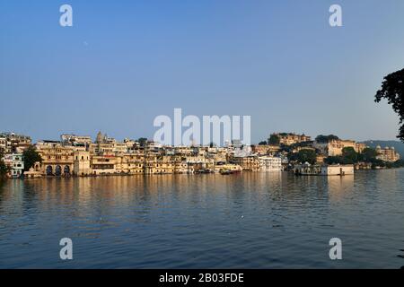 Panorama girato sul lago Pichola con Gangaur Ghat, palazzo della città e Taj Fateh Prakash Palace su Udaipur, Rajasthan, India Foto Stock