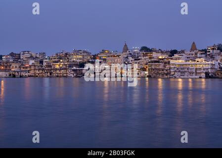 Girato all'alba, scatto panoramico con Gangaur Ghat sopra il lago Pichola su Udaipur, Rajasthan Foto Stock