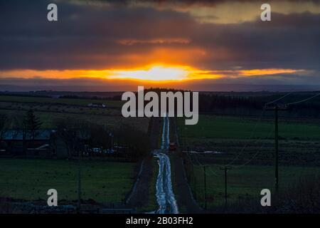 Tramonto da un sentiero agricolo sotto la collina di Rigifa', vicino al villaggio di Mey, Caithness, Scozia, Regno Unito Foto Stock