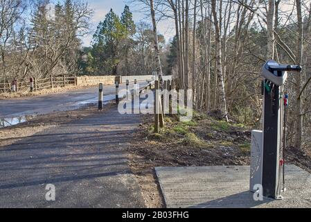 CARRON VILLAGE MORAY SCOTLAND BICI O STAZIONE DI RIPARAZIONE BICICLETTE VICINO AL CARRON ROAD BRIDGE LUNGO IL SENTIERO SPAYSIDE Foto Stock