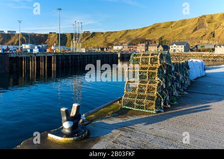 Creels di pesca accatastati al porto di Scrabbster, vicino a Thurso, Caithness, Scozia, Regno Unito Foto Stock