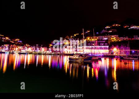 Looe River di notte con decorazioni natalizie, South East Cornwall, Regno Unito, Inghilterra Foto Stock