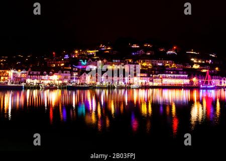 Looe River di notte con decorazioni natalizie, South East Cornwall, Regno Unito, Inghilterra Foto Stock