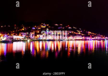 Looe River di notte con decorazioni natalizie, South East Cornwall, Regno Unito, Inghilterra Foto Stock