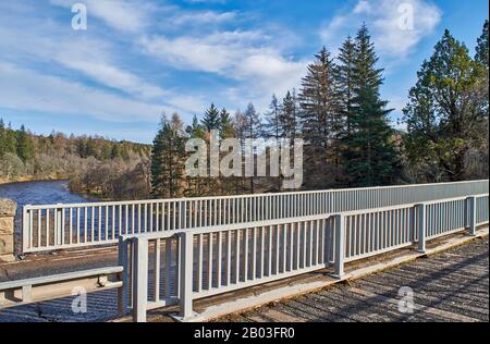 CARRON VILLAGE MORAY SCOTLAND L'UNICA CARRON ROAD E L'ANTICO PONTE FERROVIARIO CHE SI AFFACCIA SUL FIUME SPEY Foto Stock