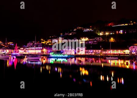 Looe River di notte con decorazioni natalizie, South East Cornwall, Regno Unito, Inghilterra Foto Stock