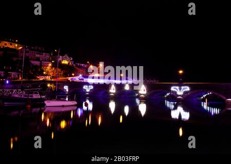 Looe River di notte con decorazioni natalizie, South East Cornwall, Regno Unito, Inghilterra Foto Stock