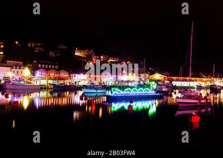 Looe River di notte con decorazioni natalizie, South East Cornwall, Regno Unito, Inghilterra Foto Stock