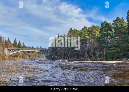 IL VILLAGGIO DI CARRON, MORAY, IN SCOZIA, SI AFFACCIA DALLA RIVER BANK ALL'ESCLUSIVA CARRON ROAD E ALL'ANTICO PONTE FERROVIARIO CHE ATTRAVERSA IL FIUME SPEY Foto Stock