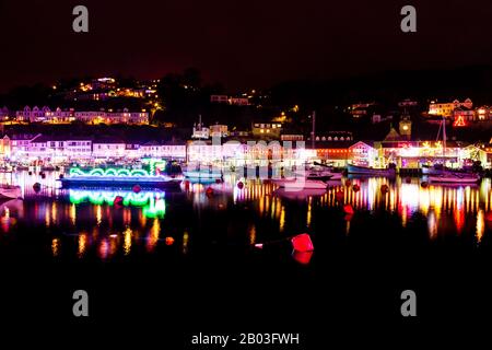 Looe River di notte con decorazioni natalizie, South East Cornwall, Regno Unito, Inghilterra Foto Stock