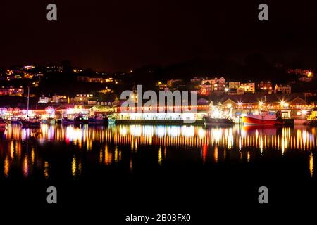 Looe River di notte con decorazioni natalizie, South East Cornwall, Regno Unito, Inghilterra Foto Stock