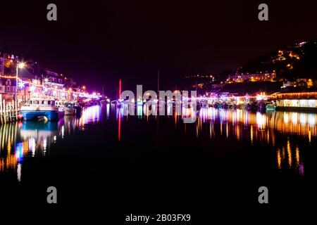 Looe River di notte con decorazioni natalizie, South East Cornwall, Regno Unito, Inghilterra Foto Stock