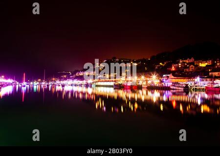 Looe River di notte con decorazioni natalizie, South East Cornwall, Regno Unito, Inghilterra Foto Stock