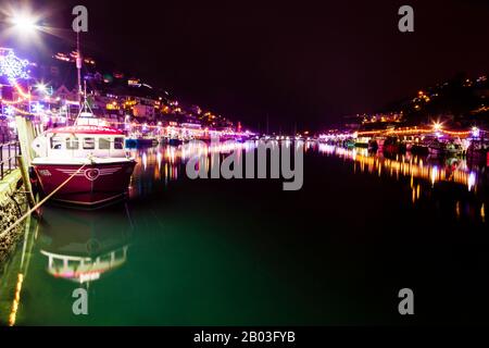 Looe River di notte con decorazioni natalizie, South East Cornwall, Regno Unito, Inghilterra Foto Stock