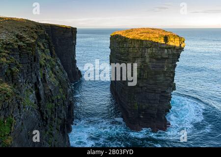 Catasta di mare chiamata Clett, vicino a Robertson's Point, Holborn Head, Scrabbster, vicino a Thurso, Caithness, Scozia, Regno Unito. Foto Stock