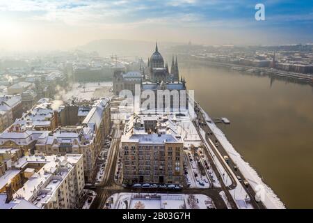 Budapest, Ungheria - tetti nevosi di Budapest in Piazza Kossuth con il Parlamento dell'Ungheria in inverno Foto Stock