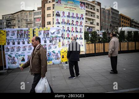 Teheran, Iran. 17th Feb, 2020. La gente guarda i poster elettorali dei candidati alle prossime elezioni parlamentari a Teheran, Iran, il 17 febbraio 2020. Il 21 febbraio il popolo iraniano andrà alle urne per eleggere i legislatori per il parlamento a 290 seggi. Credito: Ahmad Halabisaz/Xinhua/Alamy Live News Foto Stock