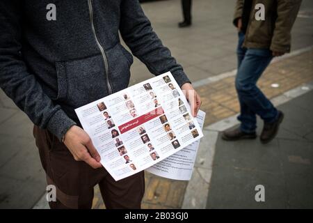 Teheran, Iran. 17th Feb, 2020. Un uomo distribuisce poster elettorali dei candidati alle prossime elezioni parlamentari a Teheran, Iran, il 17 febbraio 2020. Il 21 febbraio il popolo iraniano andrà alle urne per eleggere i legislatori per il parlamento a 290 seggi. Credito: Ahmad Halabisaz/Xinhua/Alamy Live News Foto Stock