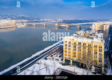 Budapest, Ungheria - veduta aerea della nevosa Budapest con Ponte Margherita e Isola Margherita sullo sfondo al mattino in inverno Foto Stock